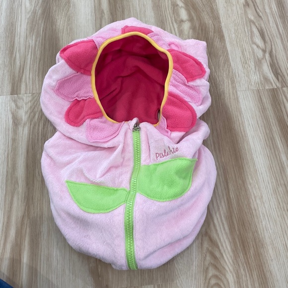 Pistachio car seat cover with flower design. Perfect for spring walks - Picture 1 of 4